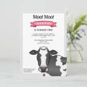 ブラック&ホワイト牛とピンク納屋周囲の庭ファーム誕生日 招待状 (スタンド正面)