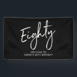 ブラック&ホワイト80th Birthday Partyウェルカムバナー 横断幕<br><div class="desc">このシンプル誕生日バナーデザインはスタイリッシュレタリング「80」と文字カスタムを備える。カスタマイズできる文字。私のショップBaraBomDesignで利用可能な80th誕生日の招待状とパーティー用品のマッチング。</div>