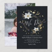 ブラック ホワイト ゴールド フローラル リース ウェディング フォト「私たち、結婚しました」 招待状 (正面/裏面)