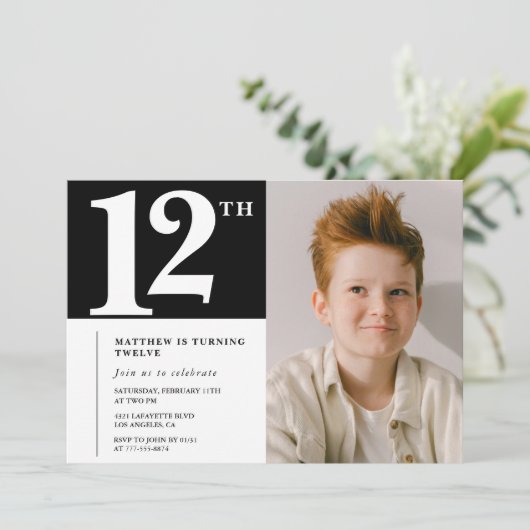 ブラック ホワイト 12歳の誕生日パーティーの招待状 おしゃれな写真 招待状 (スタンド正面)