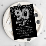 ブラック&モダンシルバー90thサプライズ誕生日パーティー 招待状<br><div class="desc">モダン誰か90歳を迎えるブラック&シルバーのサプライズ誕生日パーティーの招待！黒い背景、銀のグリッターフェイク紙吹雪、銀の90歳の誕生日バルーンと簡単のエレガント誕生日テンプレートを備えてカスタマイズいる。</div>