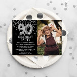 ブラック&モダンシルバー90thサプライズ誕生日写真 招待状<br><div class="desc">90モダン歳になる人への白黒サプライズ誕生日パーティー招待！黒い背景、誕生日の男女の写真、銀のグリッターの紙吹雪、銀のフェイク90歳の誕生日の風船と簡単の誕生日のテンプレートを含んでカスタマイズいエレガントる。</div>