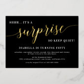 ブラック&モダン金ゴールドスクリプトサプライズ誕生日パーティー 箔招待状 (正面)