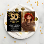 ブラック&モダン金ゴールド50thサプライズ誕生日写真 招待状<br><div class="desc">50歳モダンを迎える金ゴールドとブラックの誕生日パーティーへの招待！黒い背景、誕生日の男女の写真、金ゴールドグリッター紙吹雪、50歳の誕生日バルーンフェイク、そして簡単の誕生日テンプレートを特集してカスタマイズいる。</div>