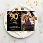 ブラック&モダン金ゴールド90thサプライズ誕生日写真 招待状<br><div class="desc">90歳モダンを迎える金ゴールドとブラックの誕生日パーティーへの招待！黒い背景と、誕生日の男女の写真、金ゴールドグリッターの紙吹雪、金ゴールドフェイク90歳の誕生日の風船と簡単の誕生日のテンプレートを特集してカスタマイズいエレガントる。</div>