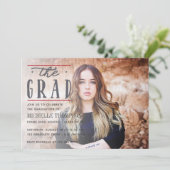 ブラック&レッドカラーChevron大学院パーティー招待状 招待状 (スタンド正面)