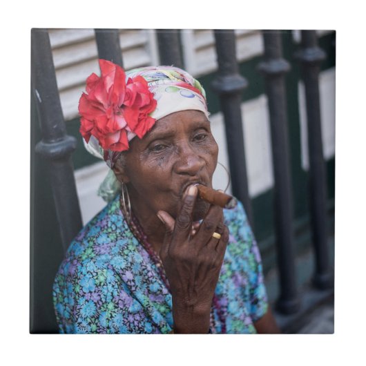 ブラック・レディ喫煙に花の頭の付いた葉巻 タイル (正面)