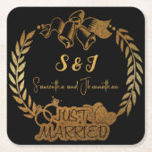 ブラック&金ゴールドグリッターモノグラムたった今結婚しました スクエアペーパーコースター (正面)