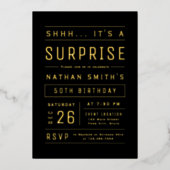 ブラック&金ゴールドモダンタイポグラフィサプライズ誕生日 箔招待状 (正面)