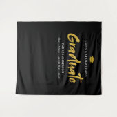 ブラック&金ゴールドモダンブラシスクリプト卒業パーティー タペストリー (正面(横))