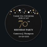ブラック&金ゴールド紙吹雪70th Birthday Party フェイバータグ<br><div class="desc">金ゴールドと白い紙吹雪のドットを黒に付けたこのメッセージカードは、70歳の誕生日のお祝いパーソナライズされたの詳細で簡単に行うことができる。金ゴールドとブラックテーマで70歳の節目の誕生日はモダンとエレガント。このギフトラベルは、お客様への好意、贈り物、贈り物に使用する。</div>