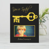 ブラック&金ゴールド21th誕生日パーティー鍵招待状 招待状 (スタンド正面)