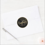 ブラック&金ゴールド80th Birthday Partyお気に入りステッカー ラウンドシール<br><div class="desc">黒とパーソナライズされた金ゴールド80th誕生日ラウンドパーティーの好意ラベルのパターシンプルン、シミュレートされたグリッターとスクリプトの手書きフォント。名カスタマイズ前、誕生年/誕生日、または自分の短いメッセージ。</div>