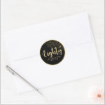 ブラック&金ゴールド80th Birthday Partyお気に入りステッカー ラウンドシール<br><div class="desc">黒とパーソナライズされた金ゴールド80th誕生日ラウンドパーティーの好意ラベルのパターシンプルン、シミュレートされたグリッターとスクリプトの手書きフォント。名カスタマイズ前、誕生年/誕生日、または自分の短いメッセージ。</div>