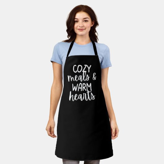 ブラック「Cozy Meals & Warm Hearts」女性用エプロン エプロン (着用した状態)