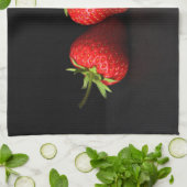 ブラックKtm上の3つのイチゴ キッチンタオル (折り畳み)
