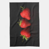 ブラックKtm上の3つのイチゴ キッチンタオル (縦)
