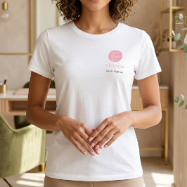 ブラッシュピンクの従業員名入りサロンロゴ Tシャツ