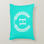 ブラットアクアワットウィートローレルリースイニシャルモノグラム アクセントクッション (正面(垂直))