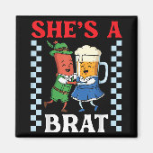 ブラットソーセージおもしろいとビールの衣装を身に着ける マグネット (正面)