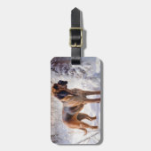 ブラッドハウンドが雪のクリスマスを過ごす ラゲッジタグ (正面縦)