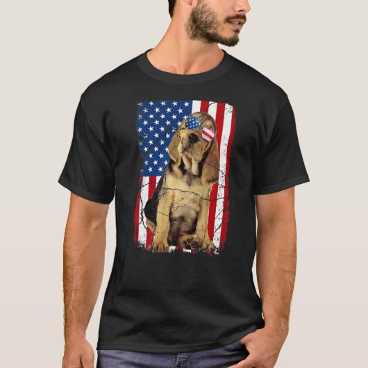 ブラッドハウンド犬アメリカ国旗Jのアメリカ愛国的な4th Tシャツ (正面)