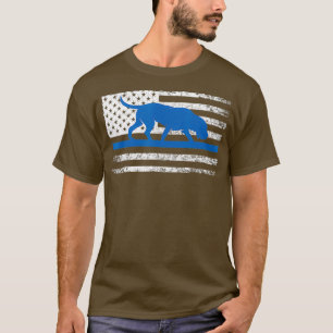 ブラッドハウンドK9警察官アメリカ国旗の薄い青 Tシャツ
