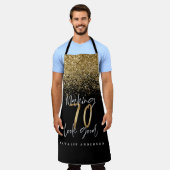 ブラッモダンク金ゴールドグリッター70歳誕生日タイポグラフィ エプロン (着用した状態)