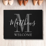ブラモダンックグレーモノグラム名Newlyweds結婚ズ ドアマット<br><div class="desc">手パーソナライズされた書きの文モダン字、白はっきりしたと白のモノグラムデザイン、姓とイニシャルを黒の背景に付けた白と白のモノグラム新婚者のたユニークめのア素晴らしンドプレゼントを作る。一緒素晴らしに新しい家にカスタマイズ姓、モノグラムイニシャル、色エルククラーク©</div>