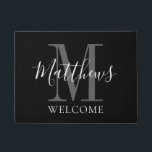 ブラモダンックグレーモノグラム名Newlyweds結婚ズ ドアマット<br><div class="desc">手パーソナライズされた書きの文モダン字、白はっきりしたと白のモノグラムデザイン、姓とイニシャルを黒の背景に付けた白と白のモノグラム新婚者のたユニークめのア素晴らしンドプレゼントを作る。一緒素晴らしに新しい家にカスタマイズ姓、モノグラムイニシャル、色エルククラーク©</div>