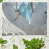 ブランコに青いドレスを着た女性 キッチンタオル (折り畳み)