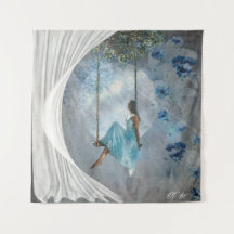 ブランコに青いドレスを着た女性