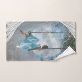 ブランコに青いドレスを着た女性 バスタオルセット (ハンドタオル)