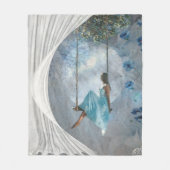 ブランコに青いドレスを着た女性 フリースブランケット (正面)