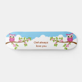 ブランチスケートボードに乗ったかわいいフクロウの少女 スケートボード (横)