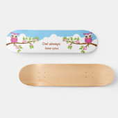 ブランチスケートボードに乗ったかわいいフクロウの少女 スケートボード (横)