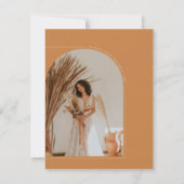 ブラントオレンジミニマリストアーチフォトブライダルシャワー 招待状 (裏面)