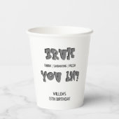 ブラ入った？スイミングプールパーティーボーイ誕生日 紙コップ (裏面)