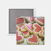 ブリキのビスケットボックスに入った甘いバレンタインのクッキー マグネット (正面/裏面)