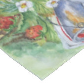 ブリキの籠に入ったイチゴ、テーブルクロス テーブルクロス (アングル)