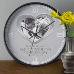ブリキ結婚ス10周年記念写真カスタムハート 壁時計<br><div class="desc">ティン結婚ハートの記念日の時計は、あなた自身のカップルの写真、結婚の年、名前や人間関係であなたにパーソナライズ。例トンプソン氏読とミセス・トンプソン10th Tin結婚の記念日とあなたの結婚と現在の日付。時刻を表す白い時刻線と4つのローマ数字。その他の10年結婚した記念ハート結婚ギフトやカードも用意されている。金大切属スズ灰色ハート効果グラフィックアートとデザインby Sarah Trett for www.mylittleeden.com</div>
