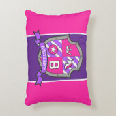 ブリタニーの名前の意味レターBピンクのクレストunicorn アクセントクッション (正面(垂直))