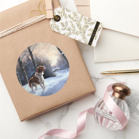 ブリタニースパニエル犬がそれを雪のクリスマスに許可 ラウンドシール (ギフト)