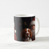 ブリタニースパニエル犬とサンタクロースのクリスマス コーヒーマグカップ (正面右)