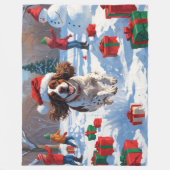 ブリタニースパニエル犬クリスマスフェスティバルスノーシーン フリースブランケット (正面)