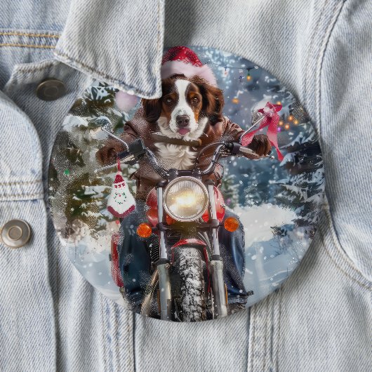 ブリタニースパニエル犬ドッグオートバイクリスマスに乗る 缶バッジ (インサイチュ)