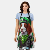 ブリタニースパニエル犬運転自転車セントパトリックの日 エプロン (着用した状態)