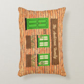 ブリックハウスウィズグリーンドアカスタム文字 アクセントクッション (正面(垂直))