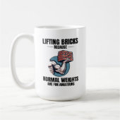 ブリックリフティングユーモア:通常の重量以上のレンガ コーヒーマグカップ (左)