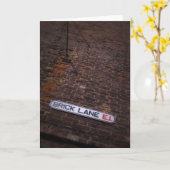 ブリックレーン – 通り標識 – グリーティングカード (黄色い花)